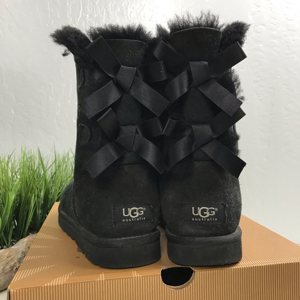 Ugg women’s Black Bailey Bow Boot 7